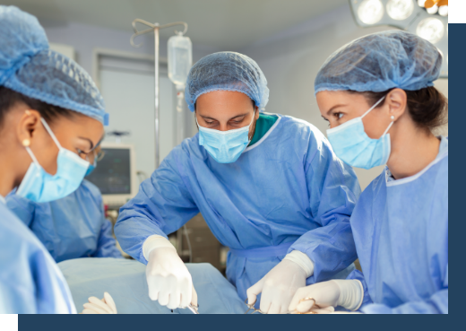 Equipo médico durante una cirugía